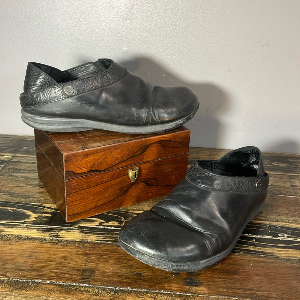 Sole brand leather loafers/mules with built in orthotic 
Black leather womens 40